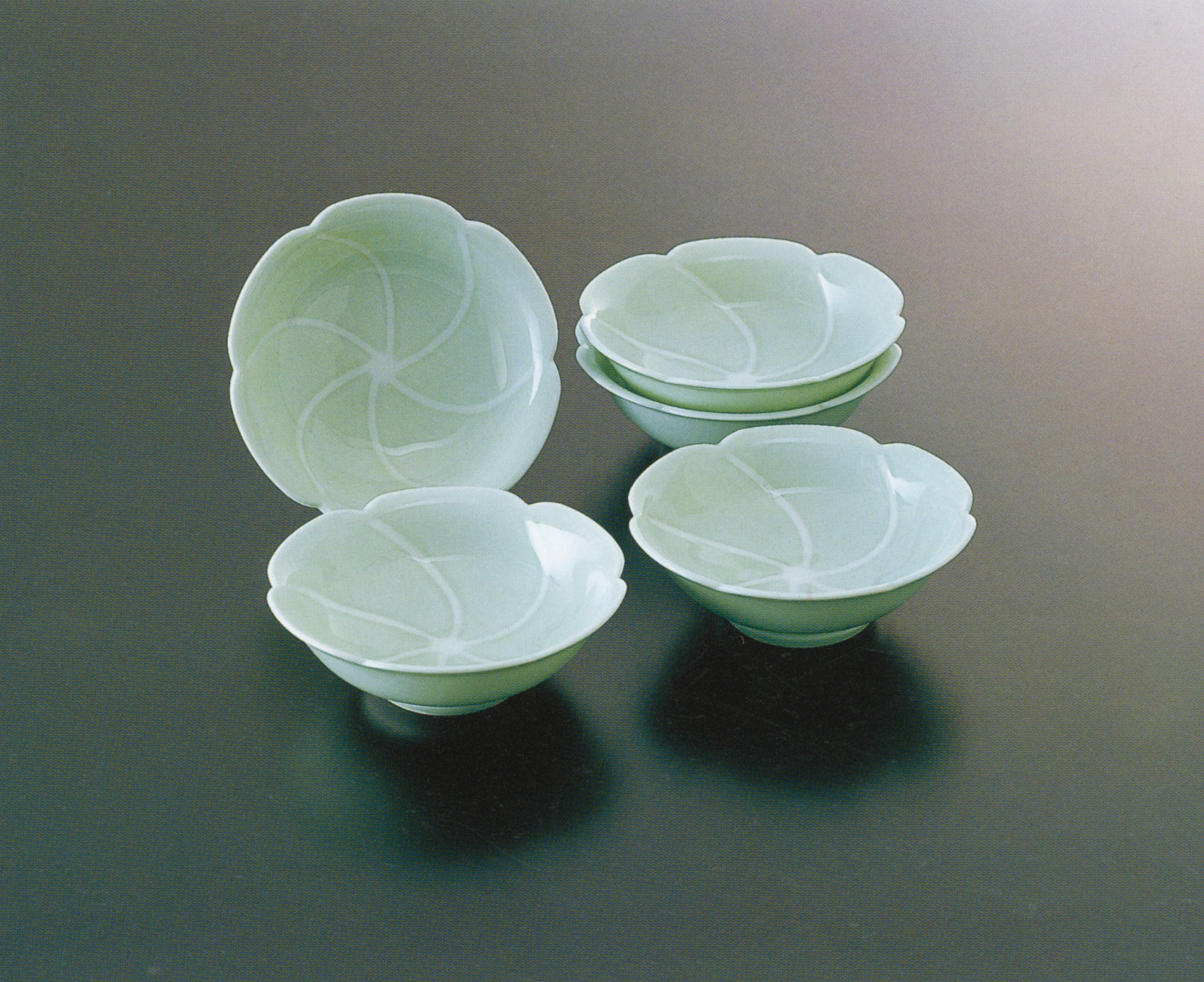 No.30【井上萬二窯作】青白磁線皿（中） | 井上萬二窯 INOUE