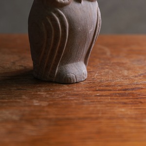 【ご成約品】上品に見つめる、石のフクロウ・コロンとした、木製の鳥(シルバー)