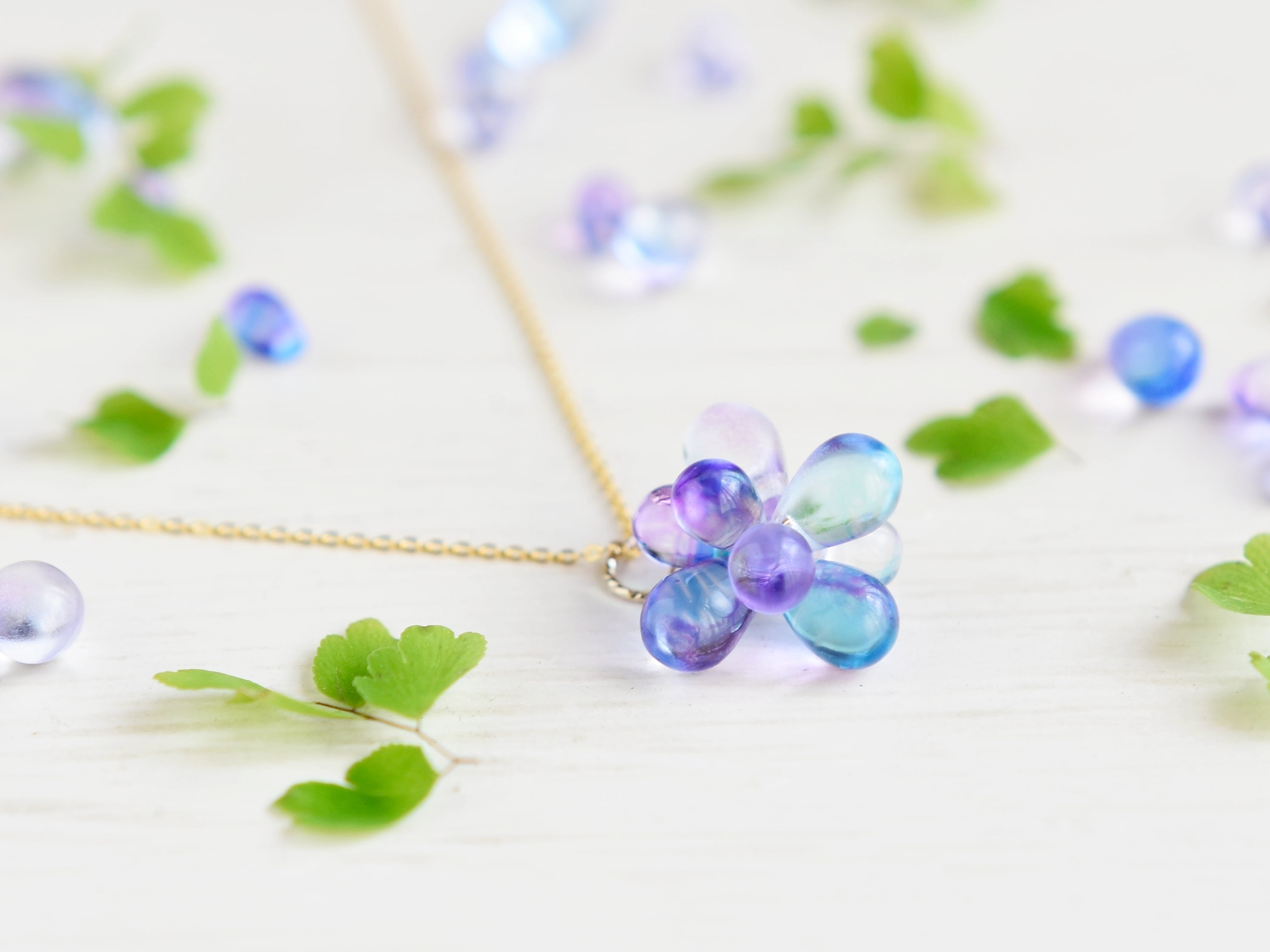 【14kgf ネックレス】青〜紫色の紫陽花(雨上がりのような透明感のガラス)