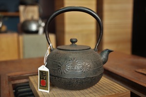 南部鉄器 鉄瓶 丸形小菊 1.1L 松鹿堂 伝統工芸士 菊池真吾作