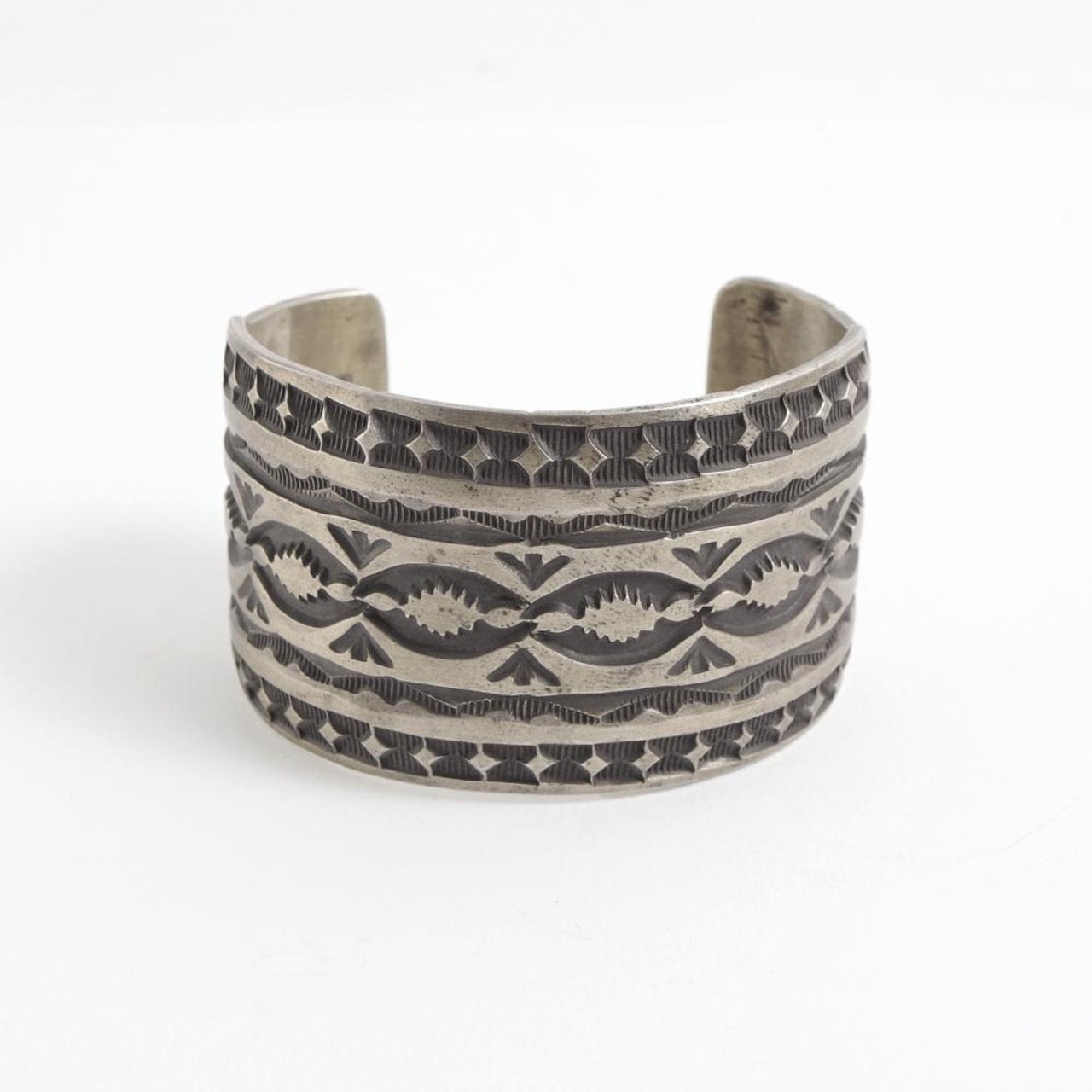 【INDIAN JEWELRY インディアンジュエリー】Navajo Stampwork Widebangle TYPE-B Jerald Tahe ナバホ スタンプワーク ワイドバングル タイプB ジェラルド・タへ作