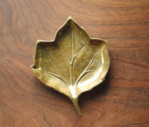 ドイツ買い付け 古い真鍮のリーフ型トレー 12cm プレート 豆皿 コースター ヘビーソリッドブラス アンティーク ig1999