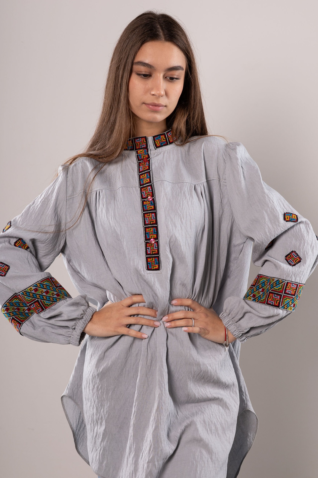 ウクライナ刺繍ヴィシヴァンカ 平行縫い　手刺繍　ブラウス　麻　レディース・フリーサイズ - 17