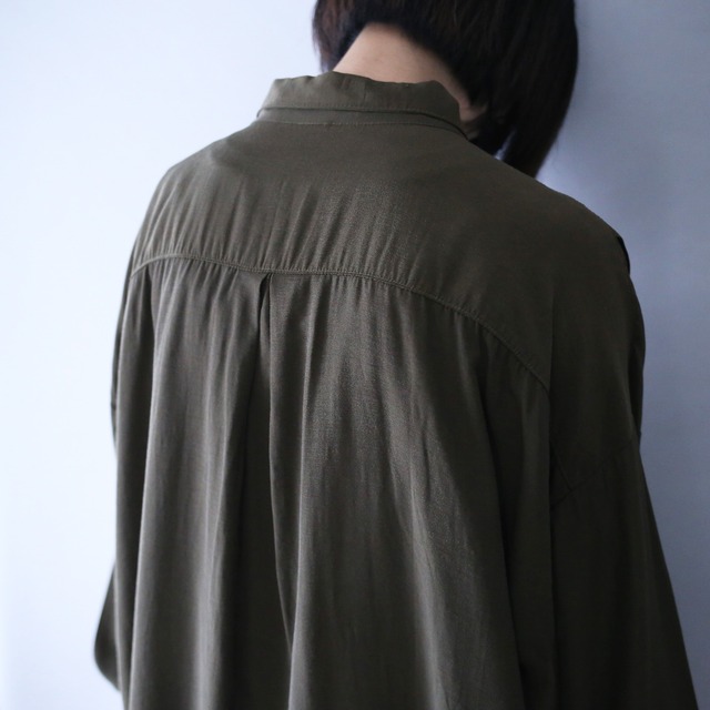 pleats and fry-front minimal design over silhouette shirt