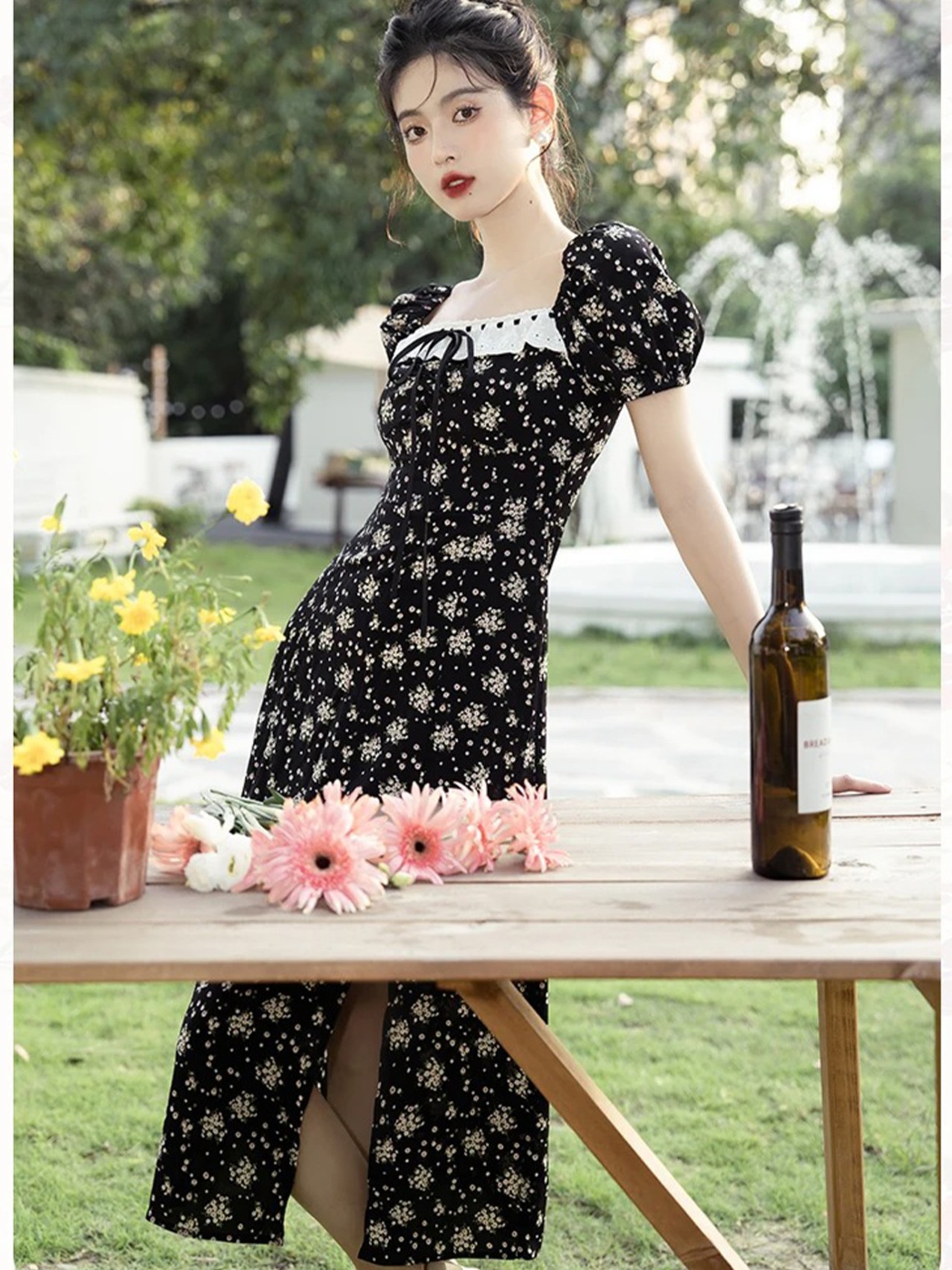 【0020】Small Floral Pattern Black Square Short Sleeve Dress
