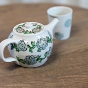 村田菜穂美作　ティーポット「花唐草もようブルーグレー」 C［2104130002021］