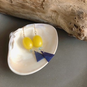 アンティークガラスとトライアングルシェルのピアス