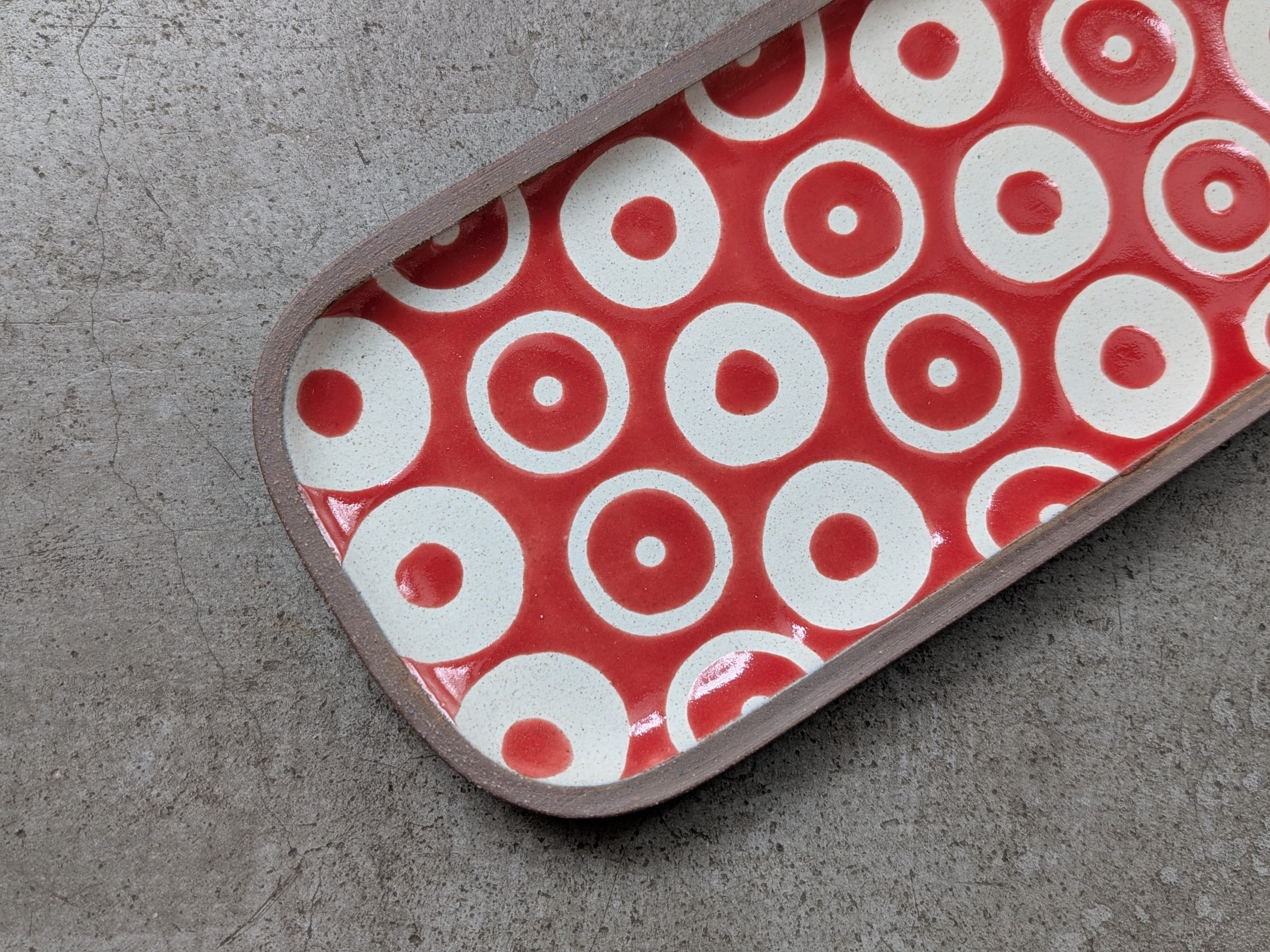 やちむん 角皿・長 ／ ヘゴ（赤） | 一翠窯 | inoya | Basic Life