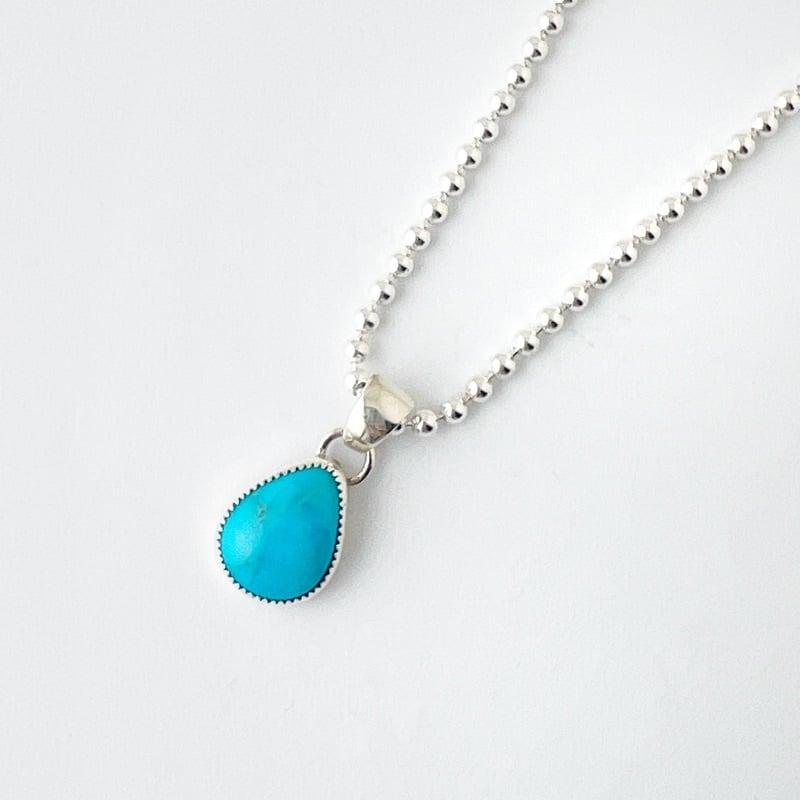 《Indian Jewelry 》ALICE JOHNSON作 キングマン ターコイズ ドロップ型2.2×1.1cm ペンダント ネックレス (チェーン オプション)