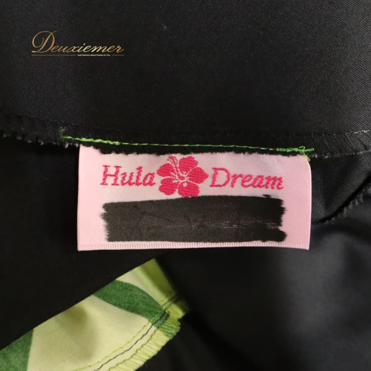 フラダンス 衣装 Hula Dream フラドリーム ワンピース ドレス グリーン系 ハイビスカス柄 プルメリア柄 モンステラ柄 フリル ハワイアンプリント ハワイアン アロハ フラ ダンス レッスン 練習 ハワイアンダンス 緑 黄緑 黒 ブラック系 フレアスカート 華やか 鮮やか かわいい おしゃれ 上品 大人っぽい