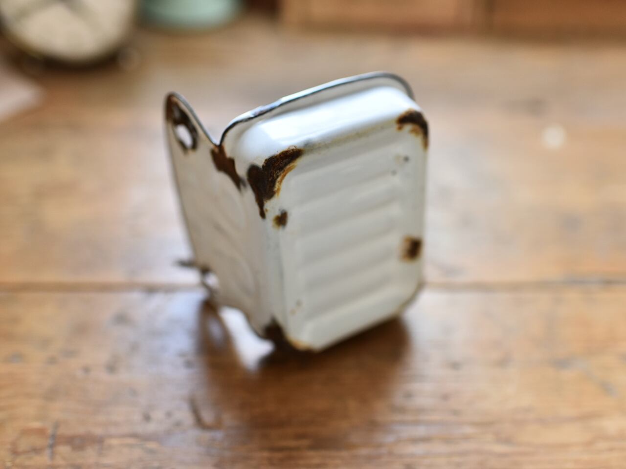 フレンチな雰囲気がかわいい琺瑯ソープディッシュ フレンチアンティーク