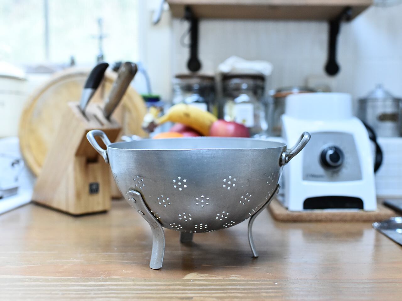 花形の水切り穴が可愛いアルミ製のコランダー フレンチアンティーク
