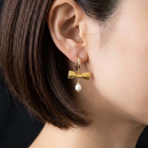 リボンピアス／ゴールド