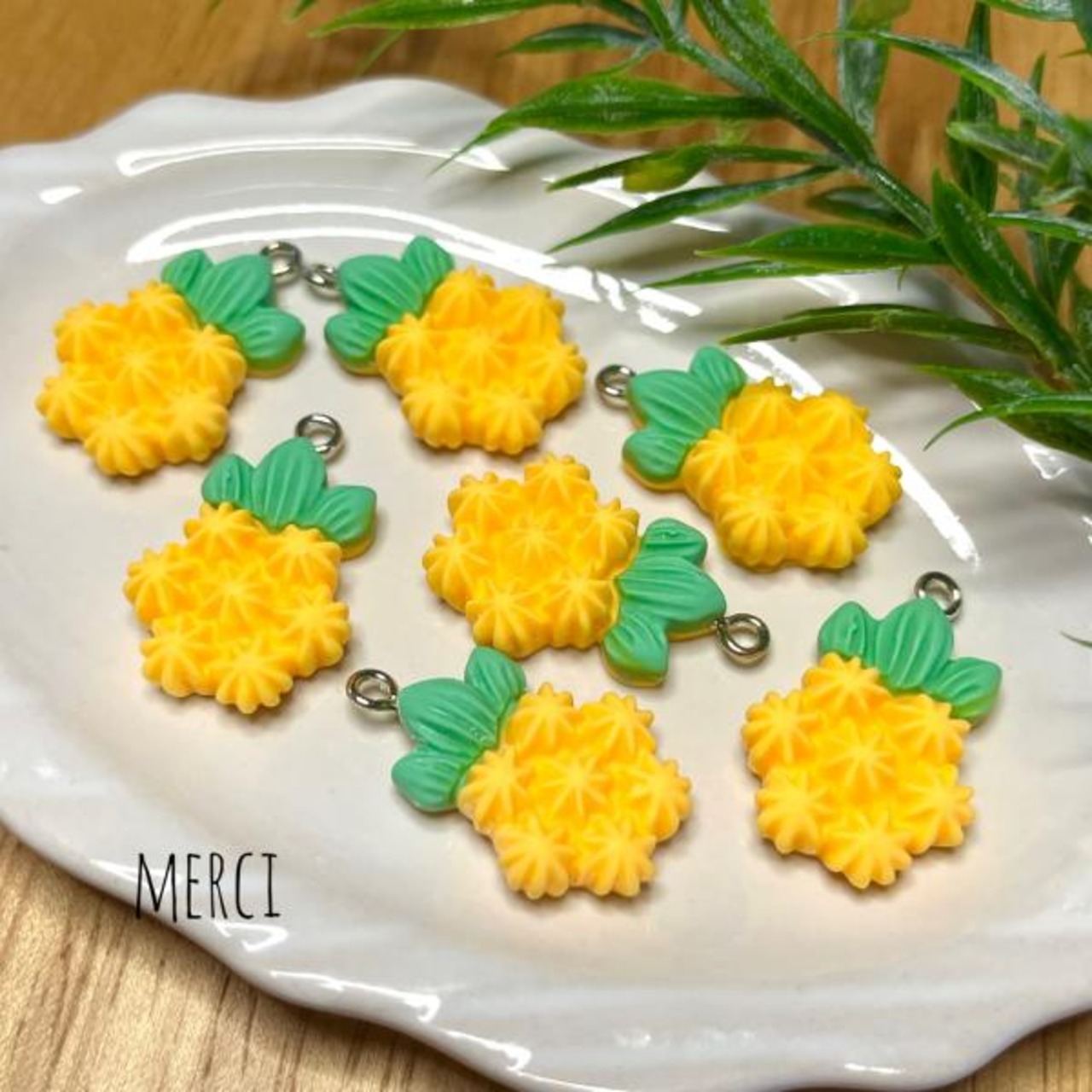 【2個】パイナップルアクリルチャーム/ハワイアン/トロピカル