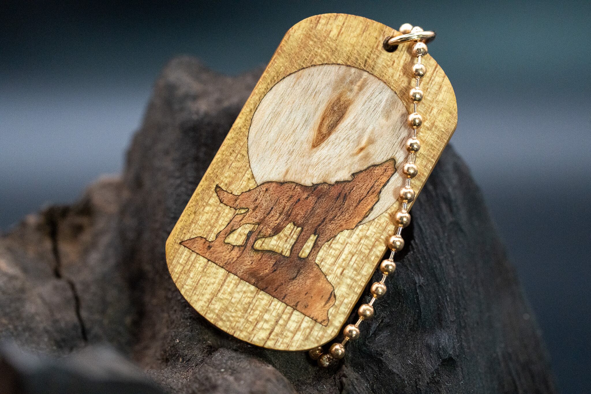 【黄金の木】 御蔵島 金桑 ドッグタグ 象嵌 月と狼