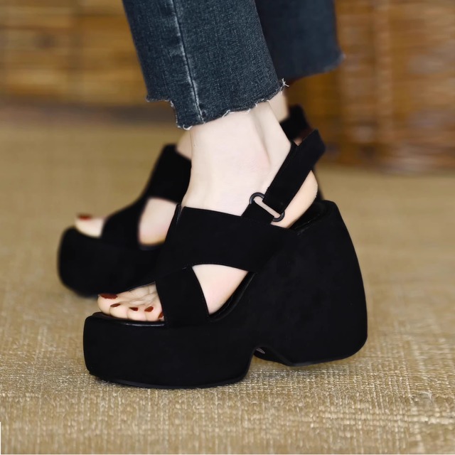 【送料無料】 サンダル 靴 シューズ ゴツゴツ 厚底 タンクソール オープントゥ クロスバンド エレガント 可愛い 大人可愛い きれいめ シンプル カジュアル シック コンサバ 華やか 大人 上品 おしゃれ 主役級 こなれ感 高見え 高級感 無地 夏 レディース 女性用 ママ 20代 30代 40代 デート お出かけ 女子会 お呼ばれ 休日 お茶会 授業参観 垢抜け デイリーユース 普段使い ファッション コーデ スタイル 楽ちん 歩きやすい 美脚 脚長 定番 スタイルアップ ブラック 大人カラー