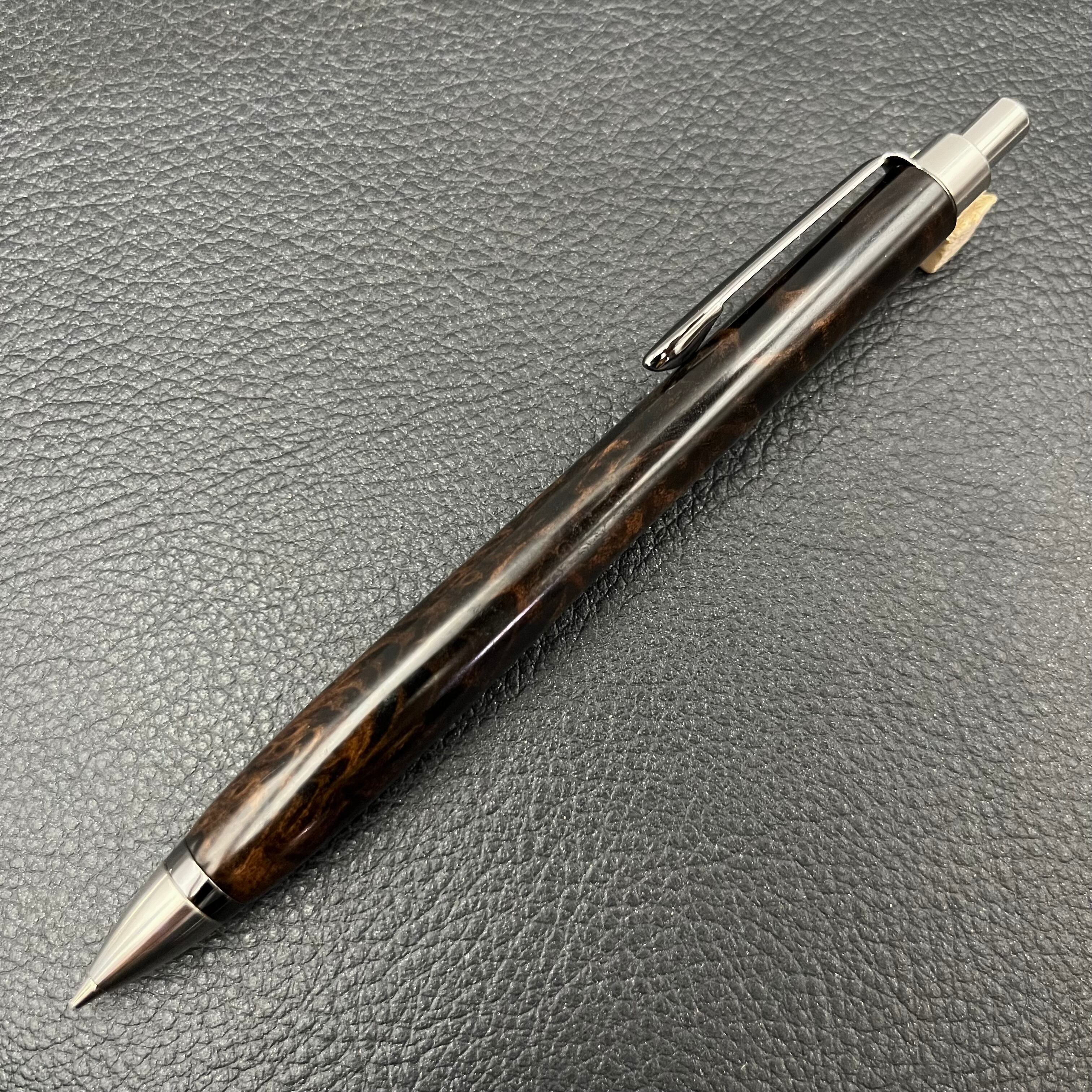 ウッドペンクラフト【杉瘤・国産摺り漆　黒織部】 杉瘤・国産摺り黒漆「黒織部（くろおりべ）-506052702】ペンシル | 匠