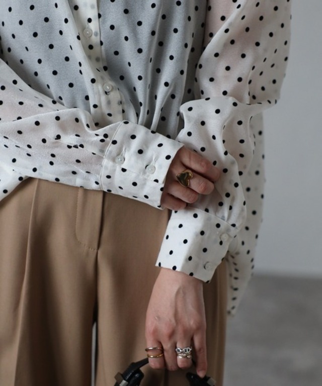 クラッシックドットエアリーブラウス