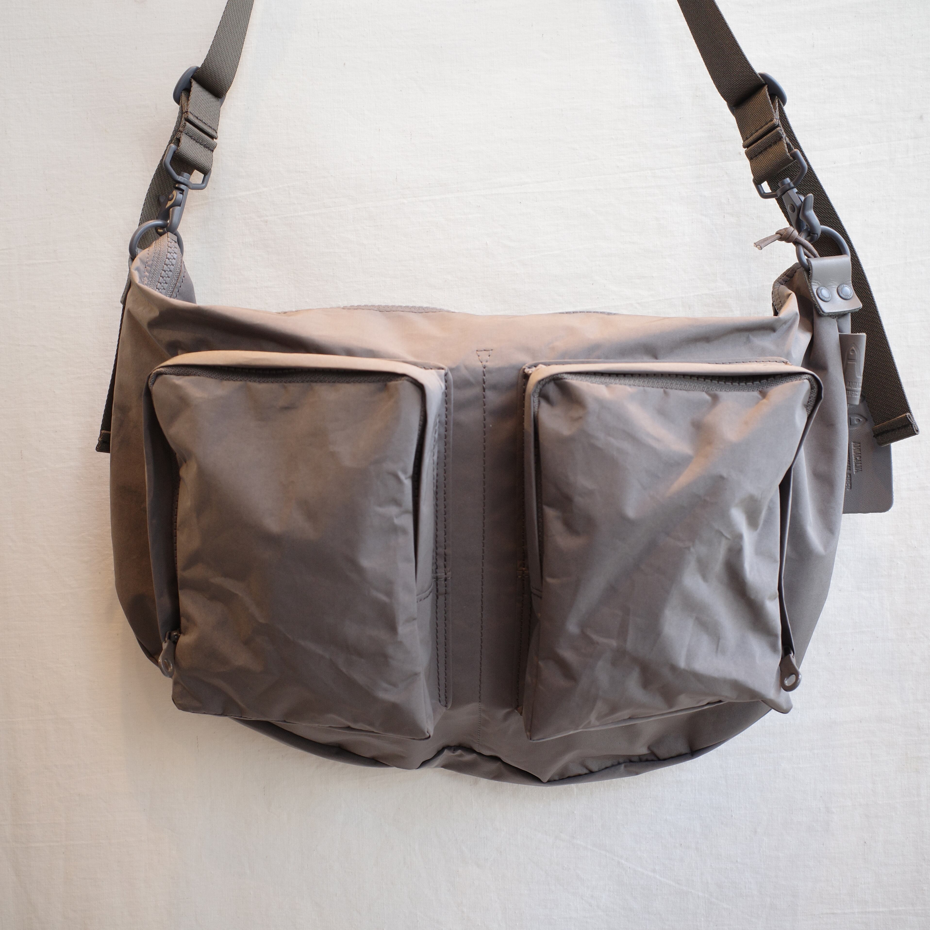 再入荷AMIACALVA(アミアカルヴァ)Spilit Yarn Body bag grey-(F-009