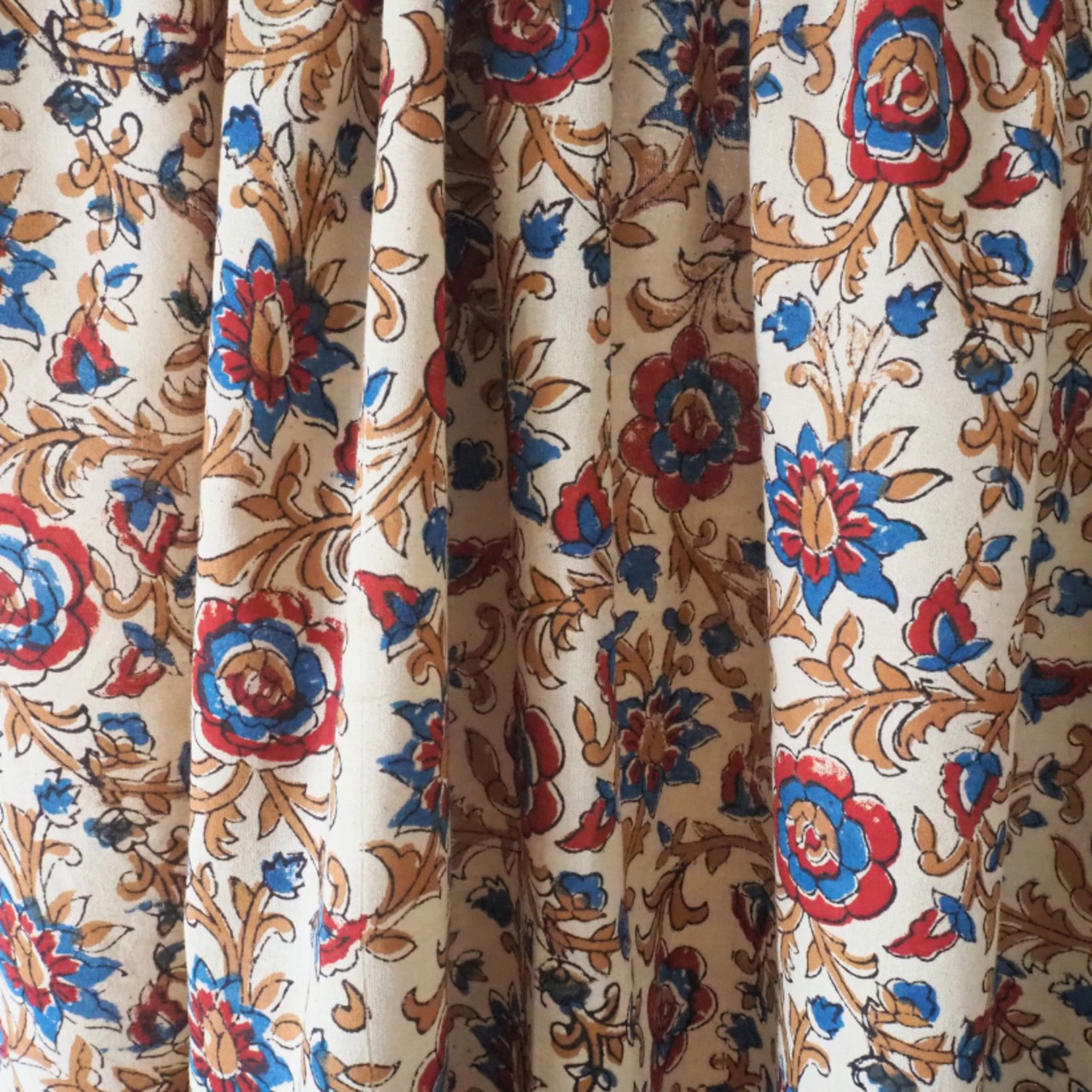 ブロックプリント生地【50cm単位】インド綿  花柄 生成り×赤×青×黄土色 #58010-WT1