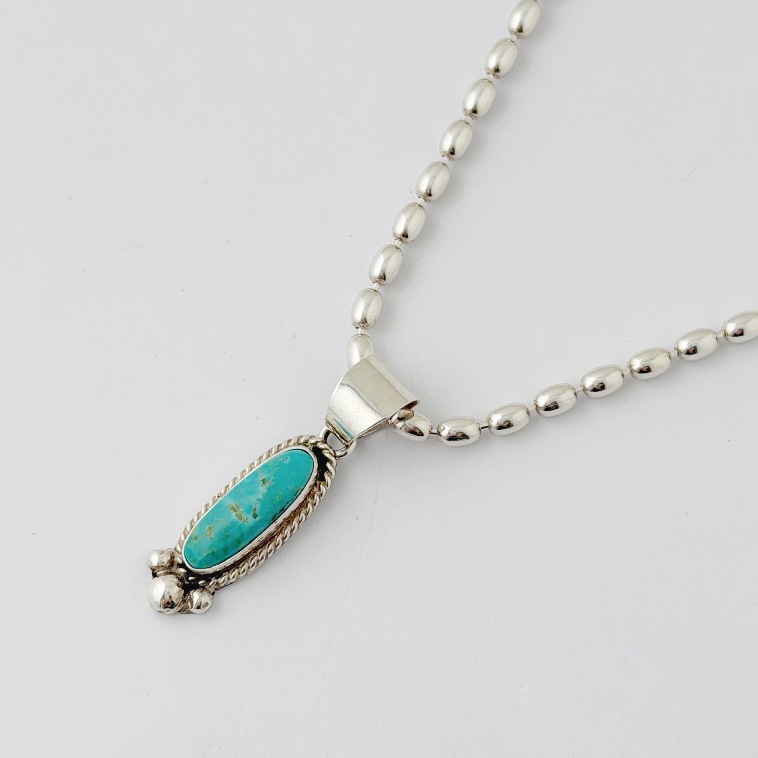 《Indian Jewelry 》 キングマン ターコイズ スリム オーバル ペンダント 一点物ネックレス (チェーン オプション)