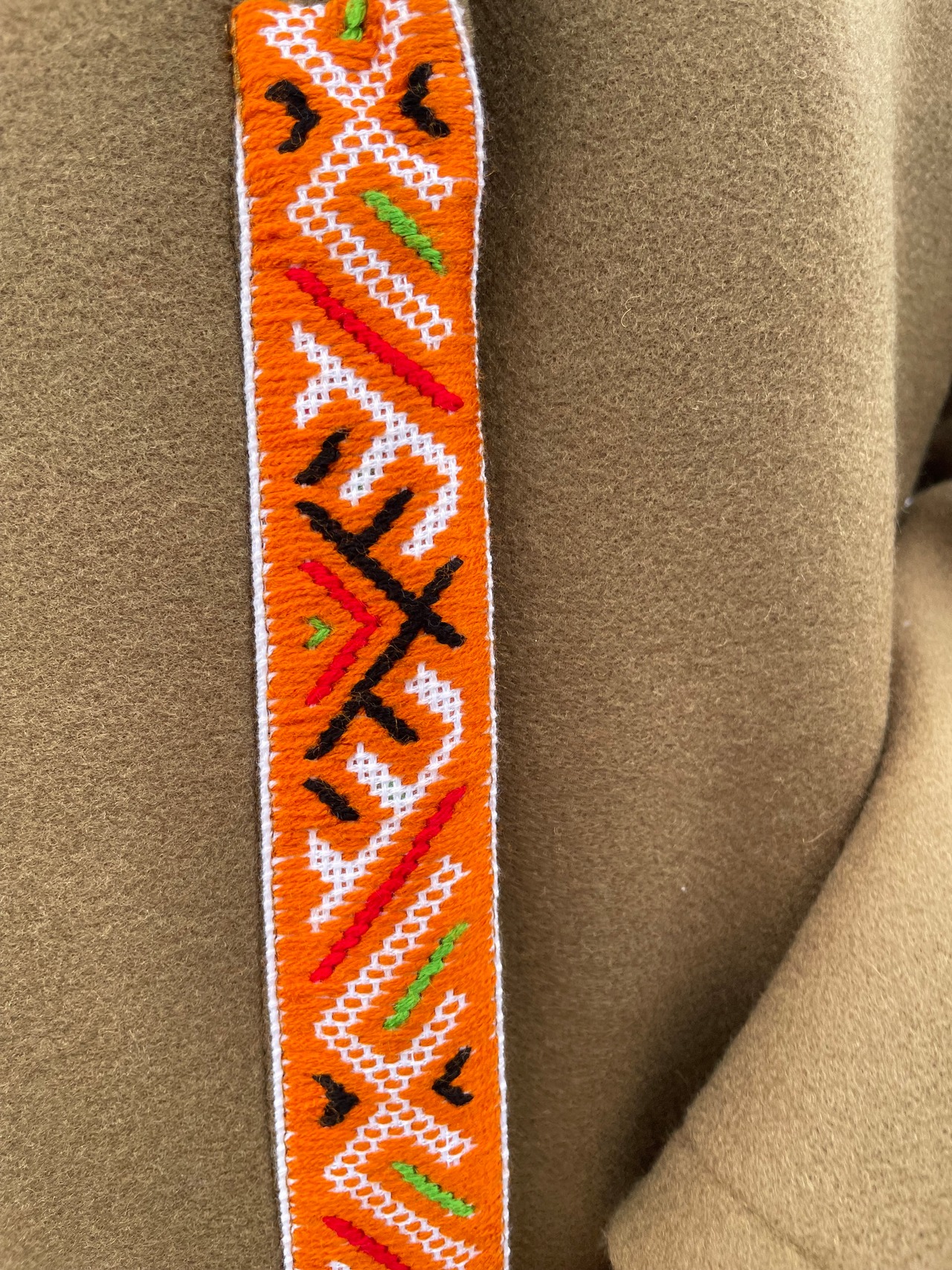 ウクライナ産カシミヤ100%ロングコート　手刺繍（モスグリーン）グラージュ・ニジンカ刺繍 - 2