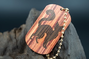 【 木材の女王】チューリップウッド ドッグタグ 象嵌 探る視線