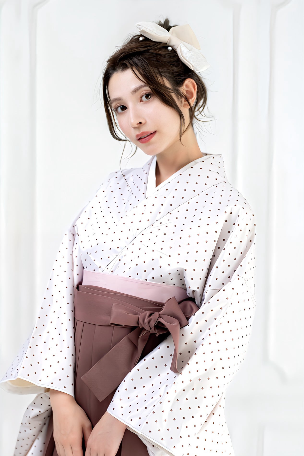 Kimono Sienne 卒業式袴3点セット 白地にブラウンのドット柄 Kimono Sienne 卒業式袴3点セット 白地にブラウンのドット柄