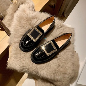 ラインストーンバックル　パテントレザー　ローファー〈１カラー サイズ34-40〉