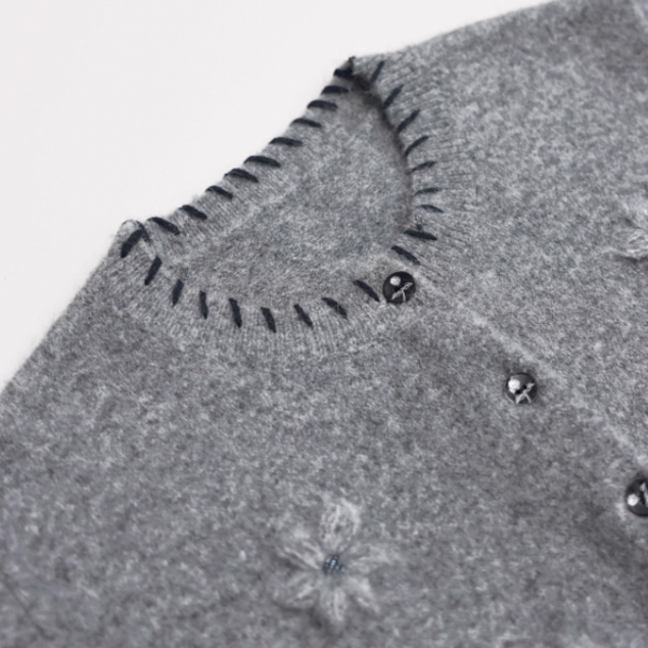 グレーに宿る、刺繍のひとひらカーディガン《P0318》