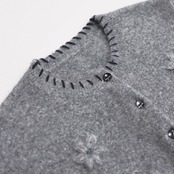 グレーに宿る、刺繍のひとひらカーディガン《P0318》