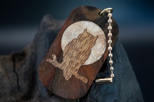 【21世紀最高峰の材】サイアミーズローズウッド ドッグタグ 象嵌 夜とミミズク