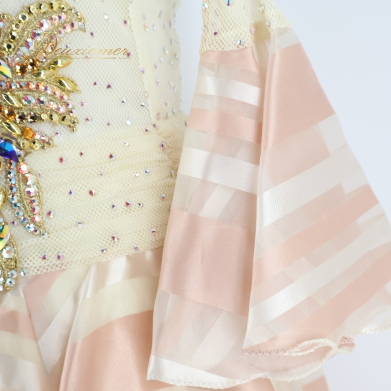 社交ダンス 衣装 スタンダードドレス スタンダード ドレス ファー ワンピース サーモン 縞 ストライプ ピンク系 ホワイト系 フロート レース デモ 競技 ダンス パーティ ゴールド 綺麗 珍しい アイボリー系 柔らかい 明るい 色味