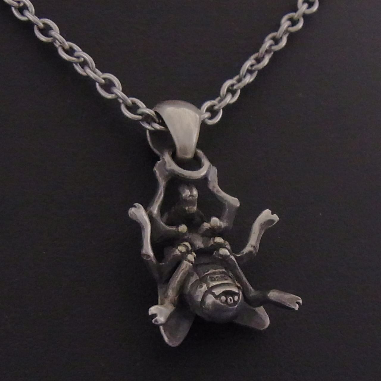 Silvery Fly Pendant L | BLIND RABBIT