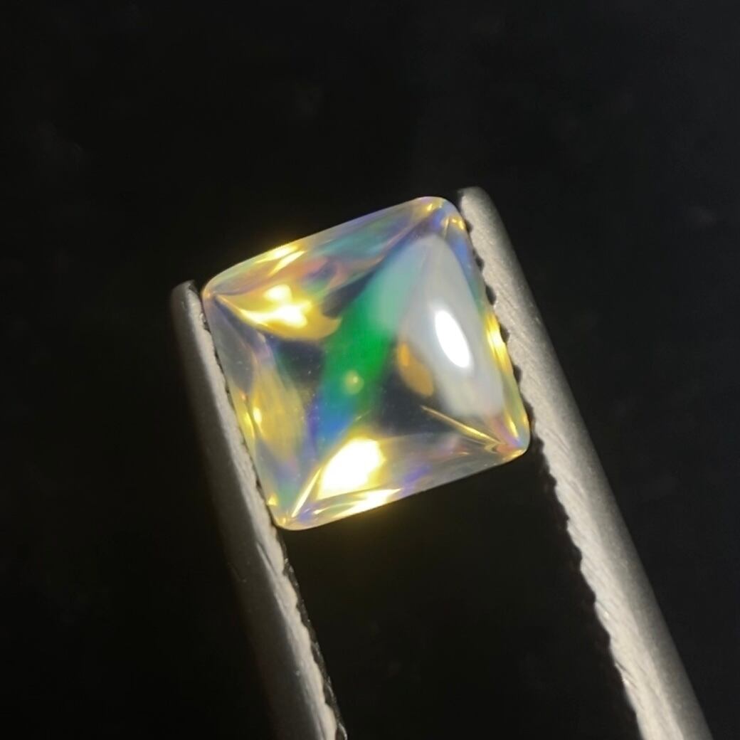 高い透明度とイリデッセンスを楽しむメキシコオパール