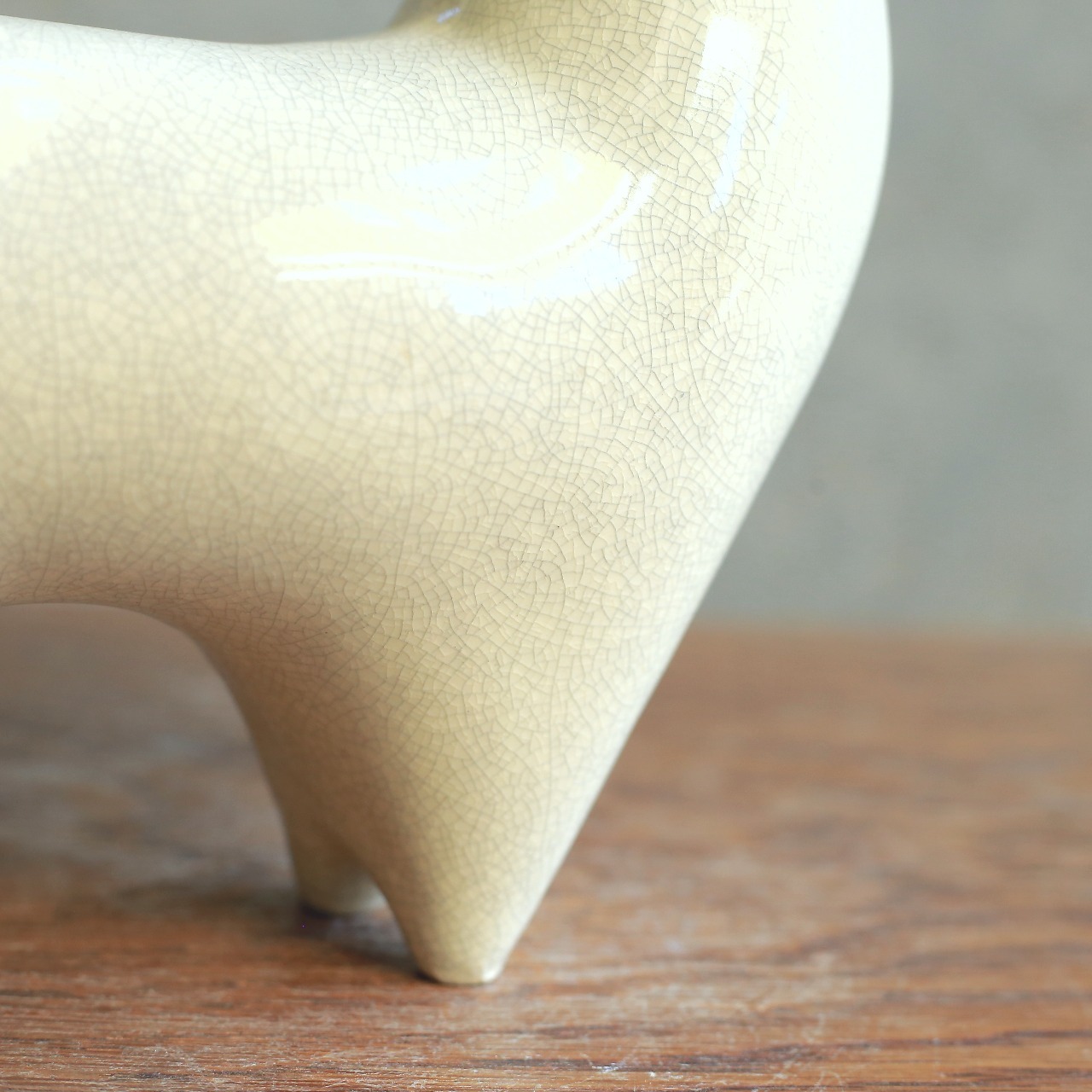 コロンとなめらかな、磁器の白い犬 3