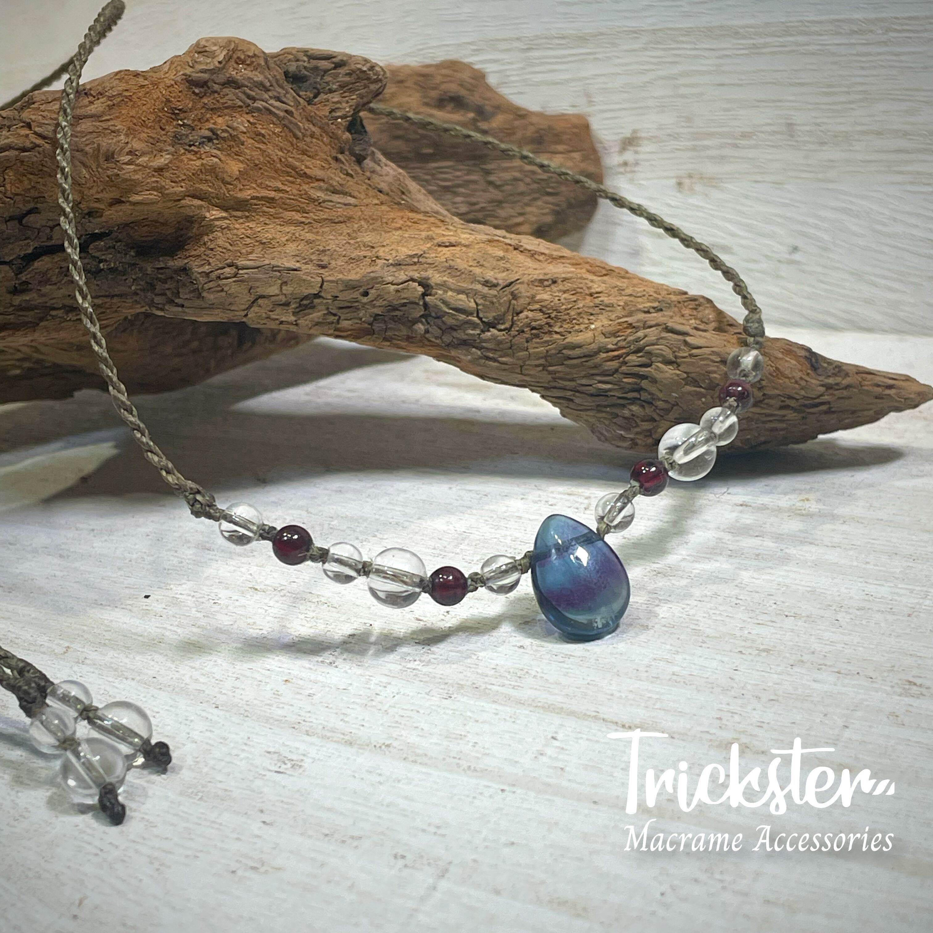 フローライト＆ガーネットのマクラメ編みネックレス　ペンダント　天然石 フローライト ガーネット マクラメペンダント T213 | Trickster