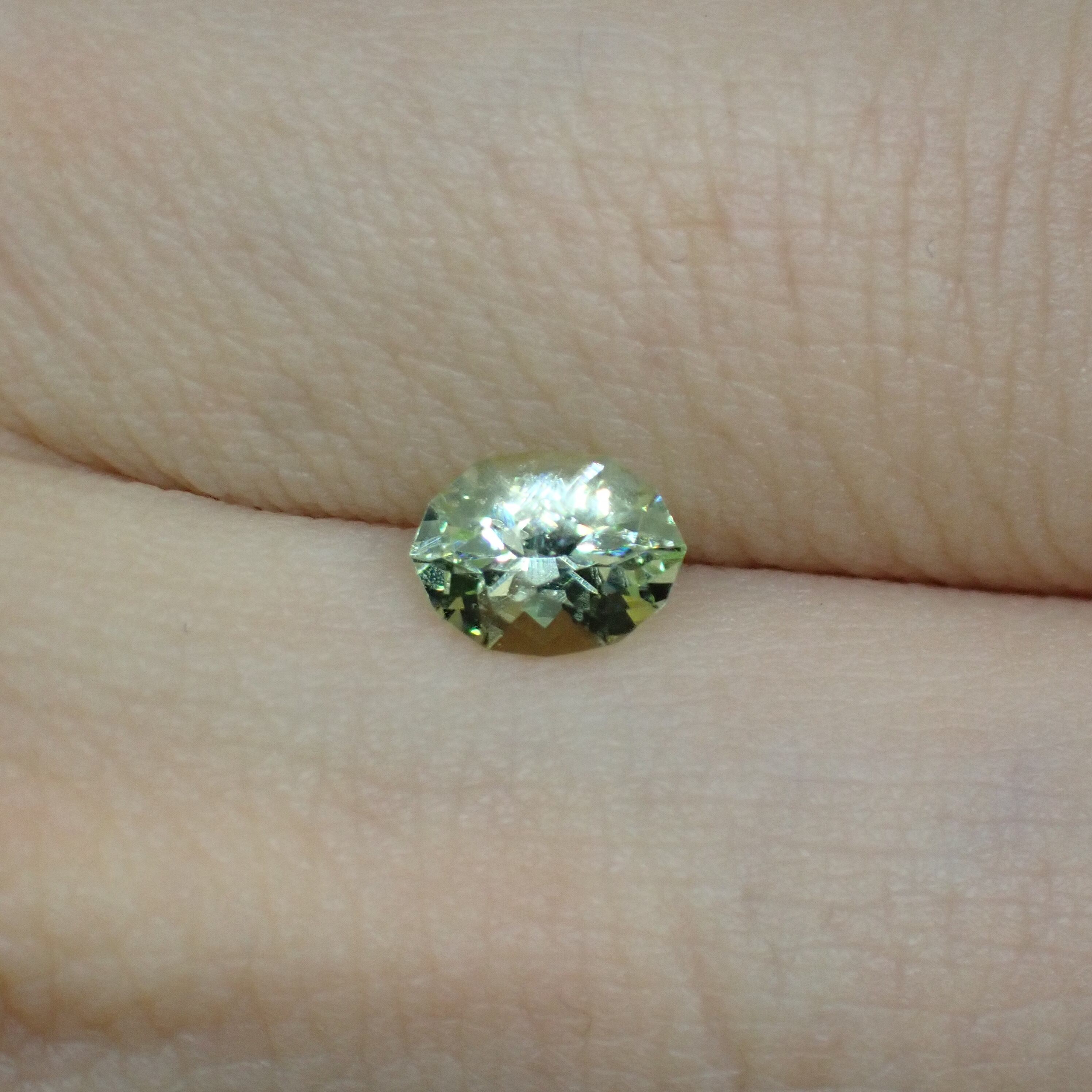 楽しい蛍光反応☆珍しい変形カット！ミントガーネット 0.541ct | 宝石