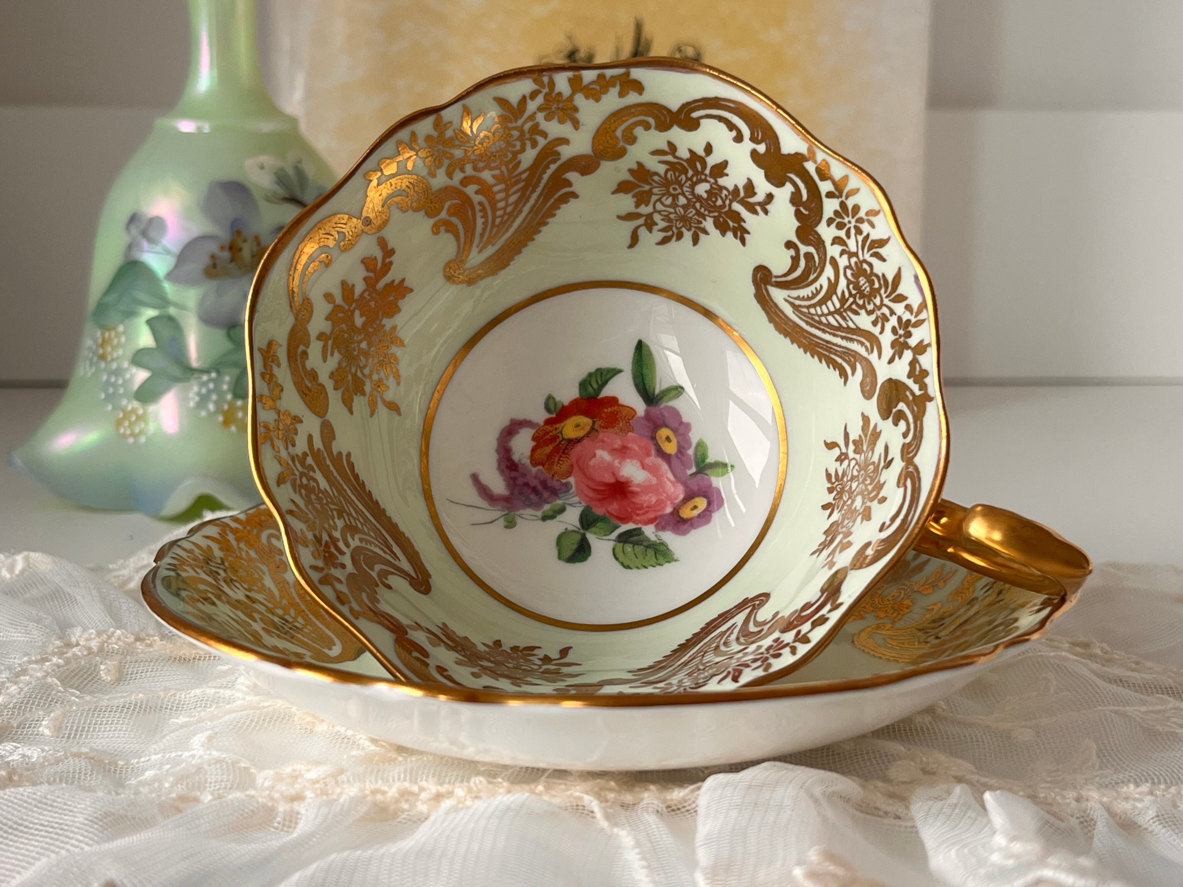 パラゴン 金彩が豪華なライムグリーン素地の花柄カップ＆ソーサー