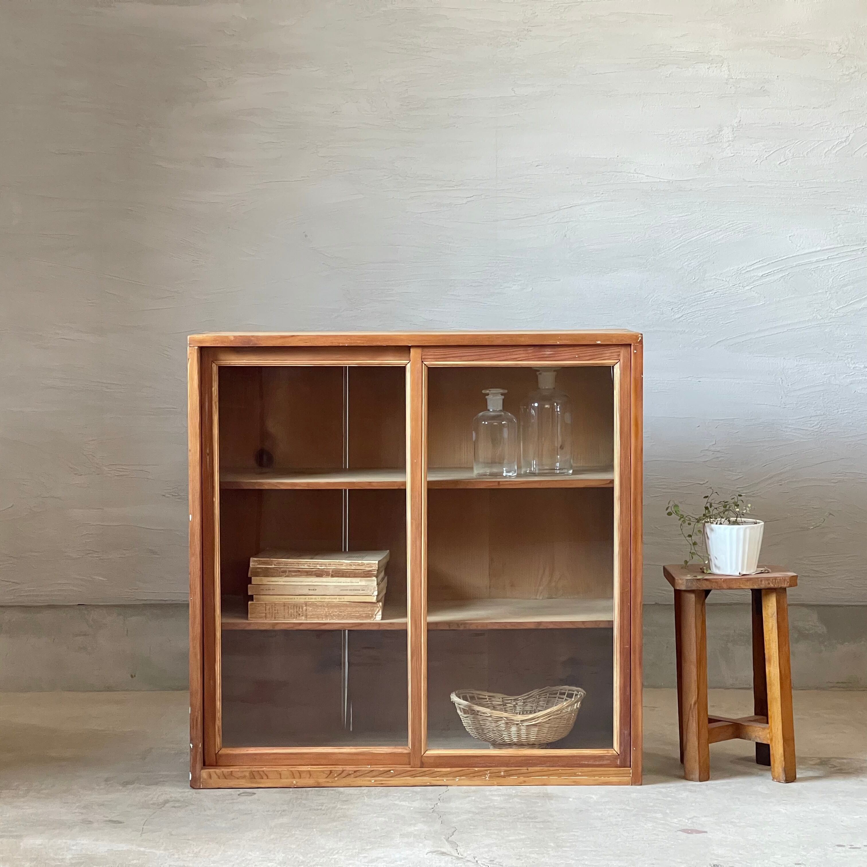 ガラス引き戸のキャビネット