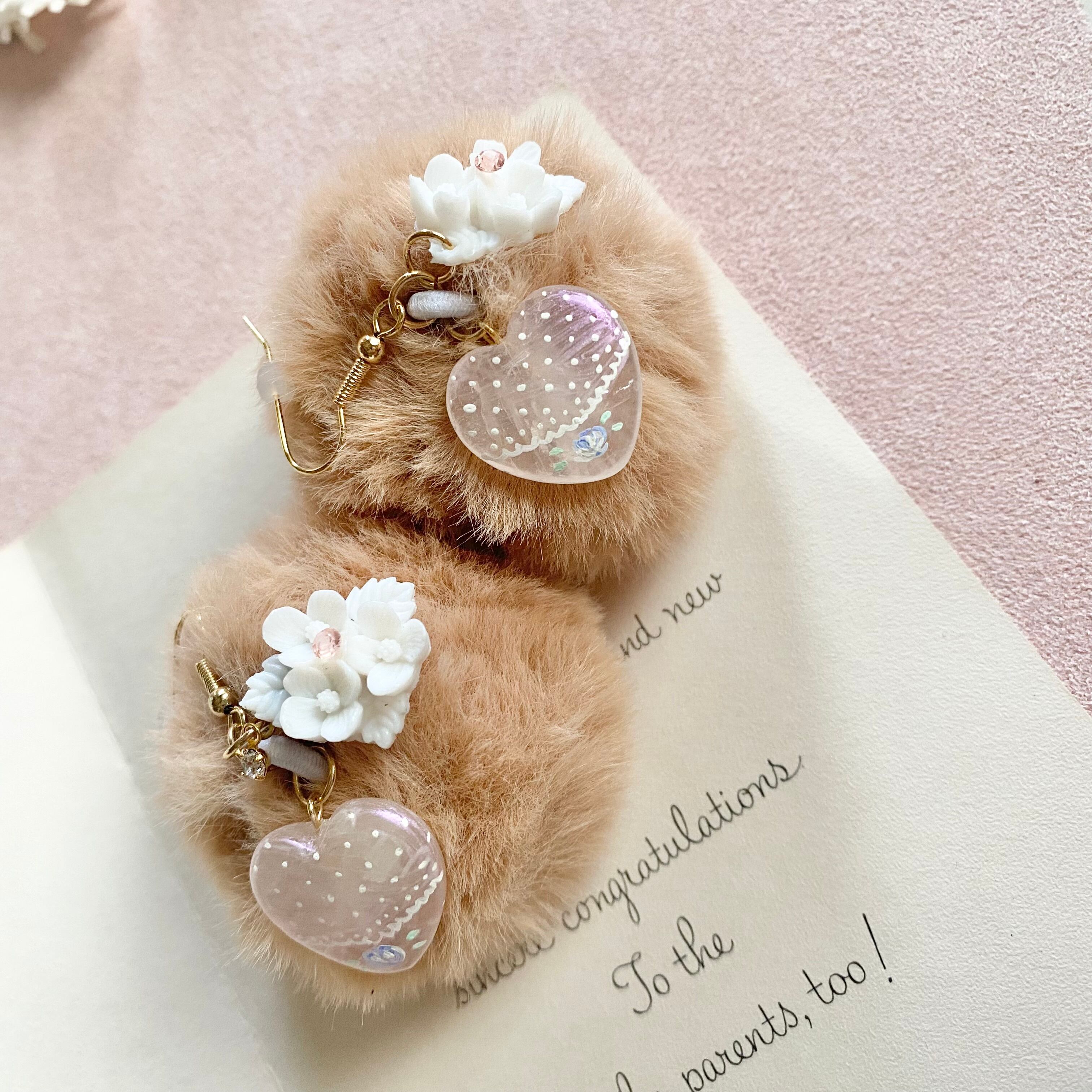 ぽんぽんモカx 白花束 ピアス MOKA Pon Pon hand painted earrings