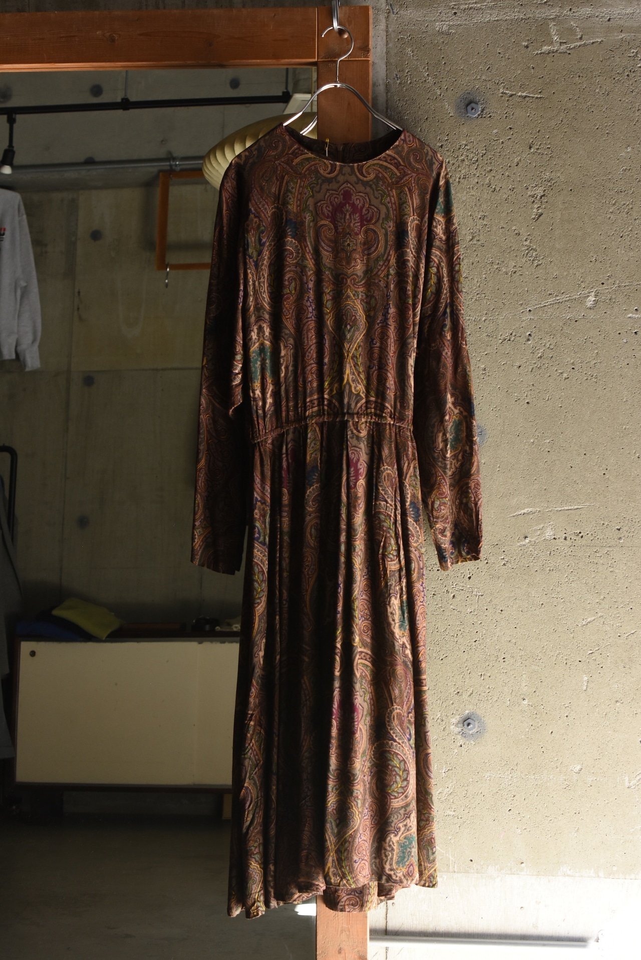 OK／80-90's "unknown" brown paisley rayon onepiece