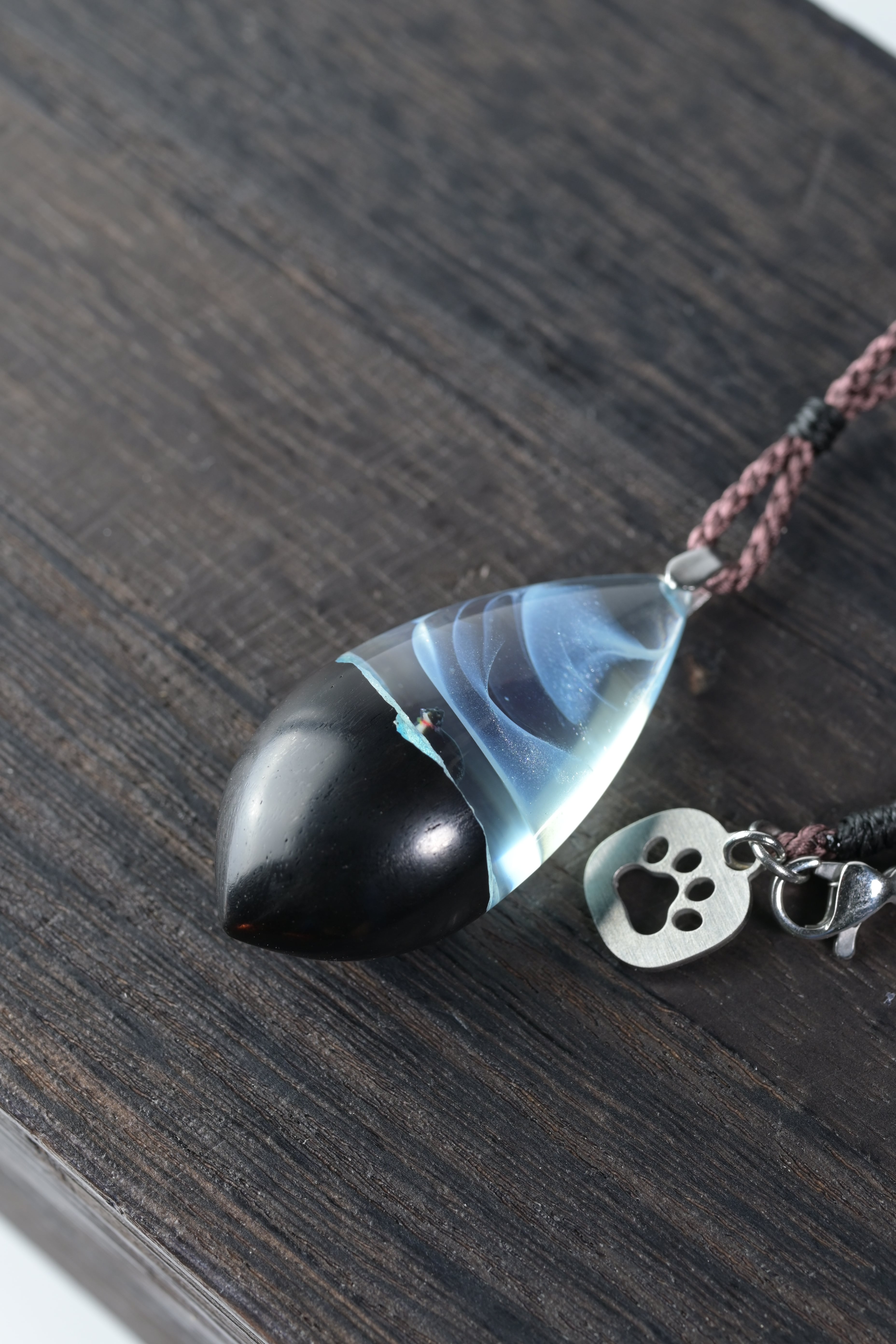 ねこの幸福屋|木とレジンのアクセサリーとオブジェ|ウッドレジン