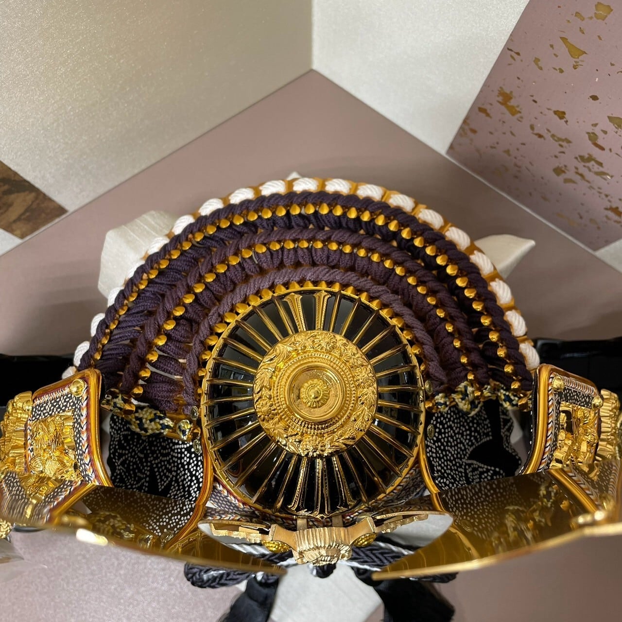 五月人形＜小型収納飾り＞紫段兜 | 【公式】人形のはなふさオンライン