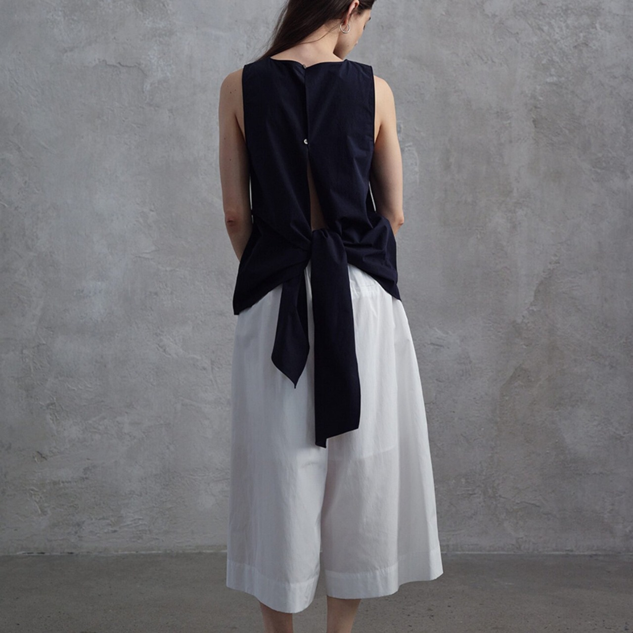 Button-Back Ribbon Sleeveless Blouse  T4630