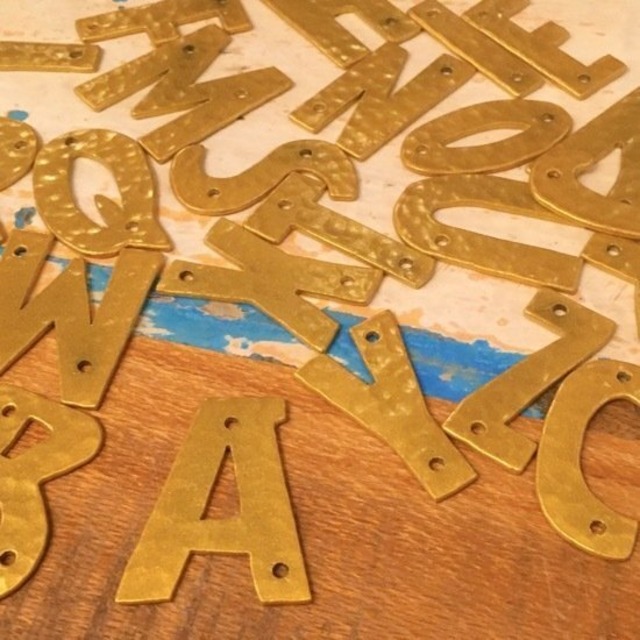 TOPANGA Zakka India Gold Hammered Iron Alphabet Plate L 5cm 　インド　ゴールドハンマーアイアンアルファベットプレート　大　看板　サインプレート　鉄　住所　店舗　表札　メール便　槌目