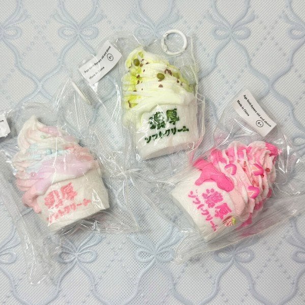 クリーミースクイーズ 濃厚ソフトクリーム イチゴ squishy シリコン 水