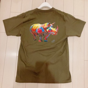 mudiboさんのサイTシャツ 2023 〔カーキ〕