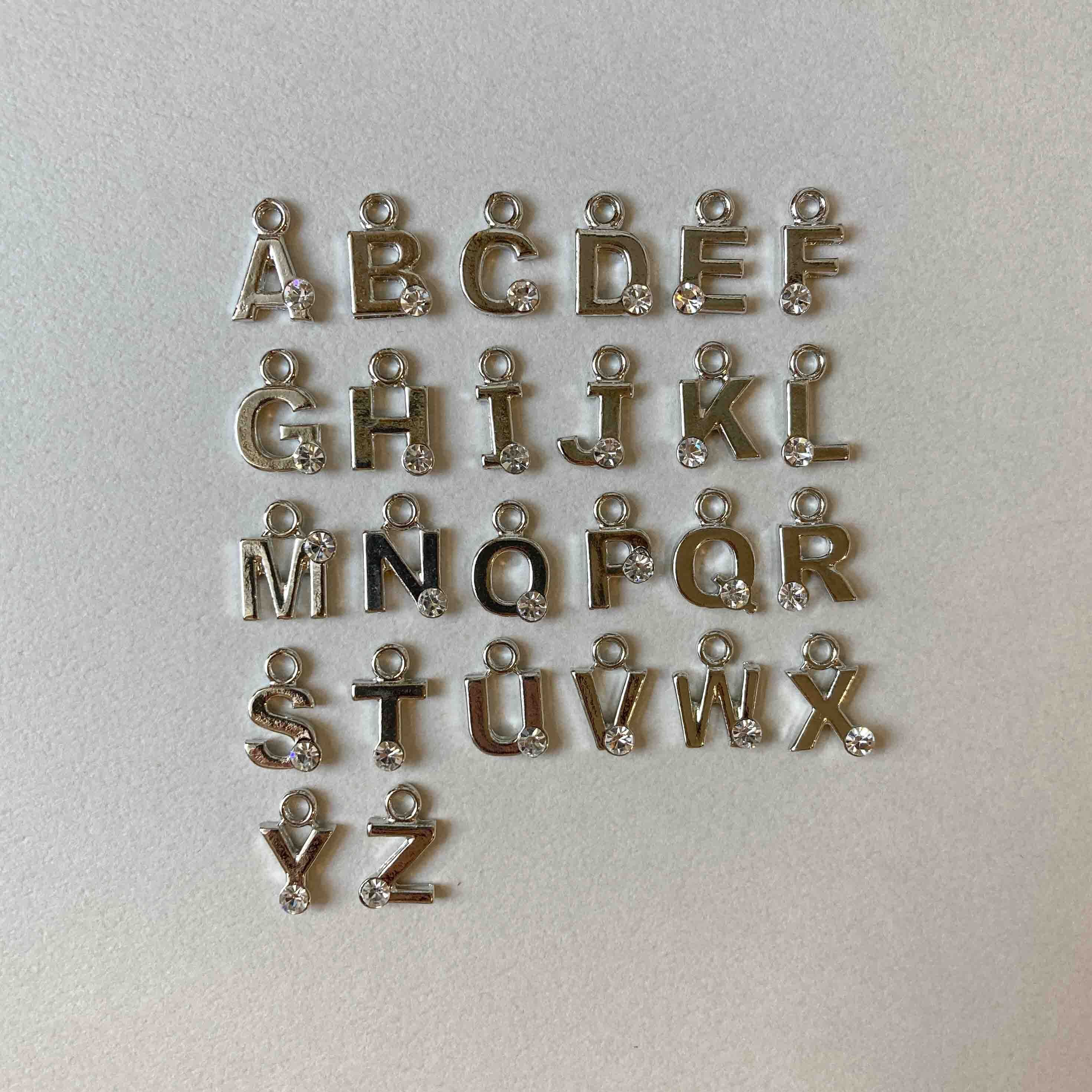 ビジュー付きアルファベットチャーム（シルバー） | Dua-アクセサリー