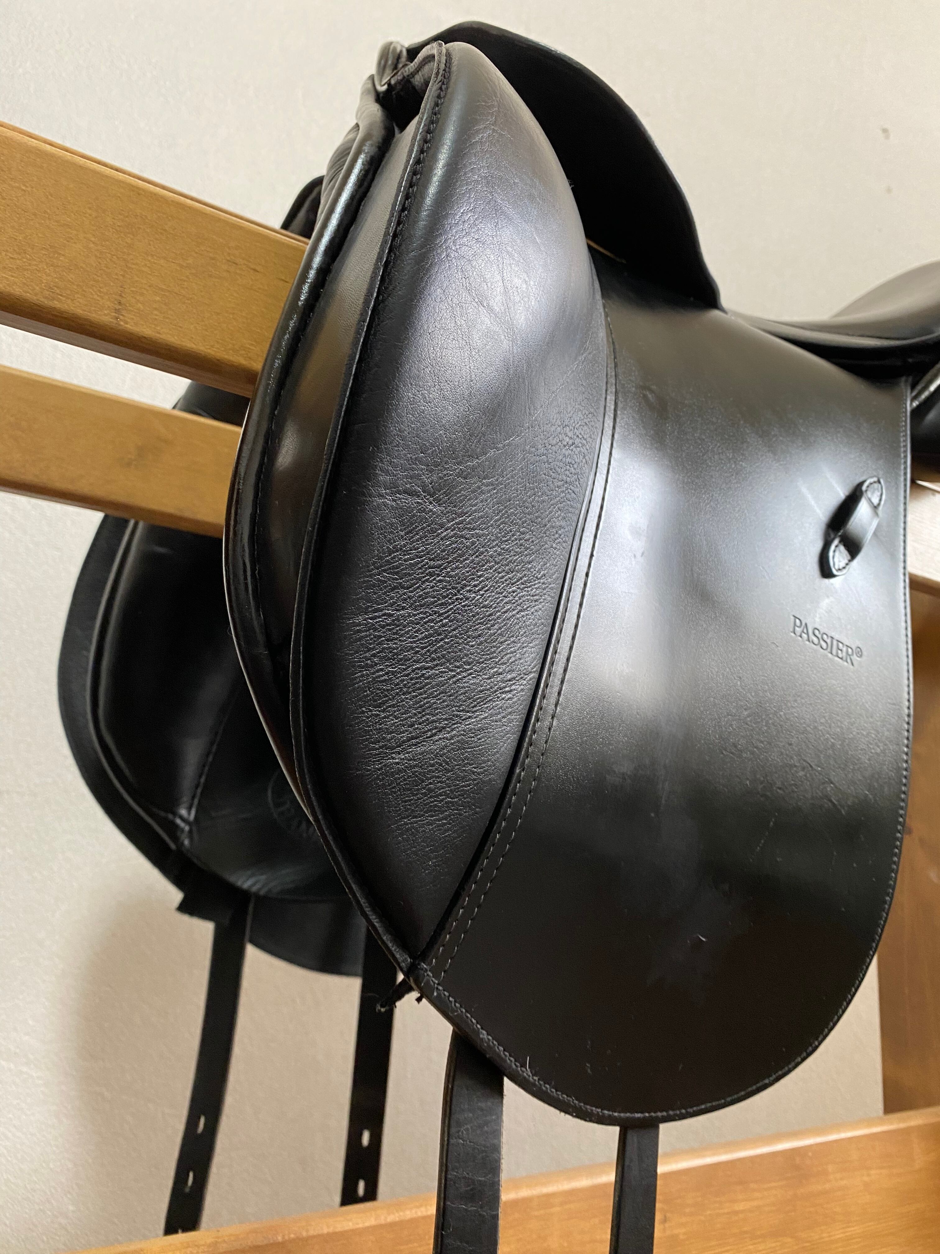 乗馬 馬場鞍 パッシェ Compact（コンパクト (16-17“)馬術 鞍 